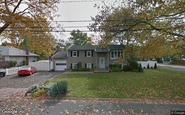 601 9th St, West Babylon, NY 11704