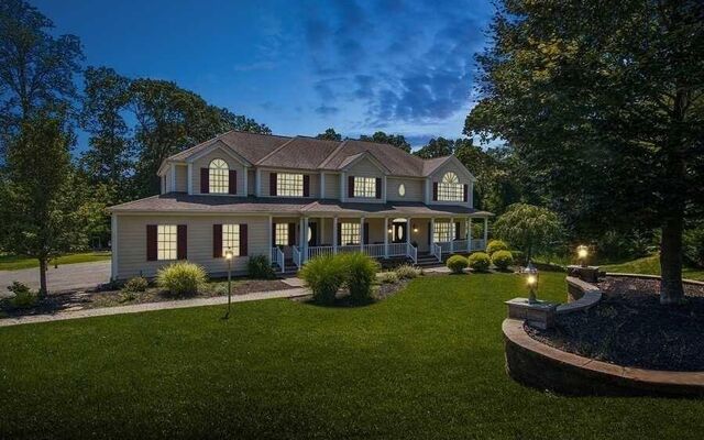61 Cambridge Ct, Wading River, NY 11792
