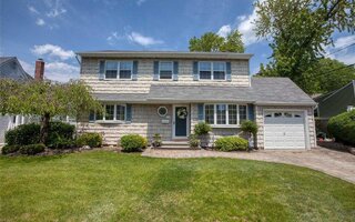 61 Jefferson Rd, Farmingdale, NY 11735