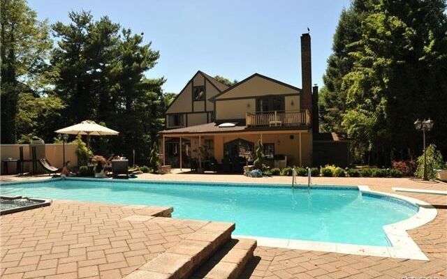 63 E Deer Park Rd, Dix Hills, NY 11746