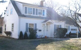 664 Bryant St, Westbury, NY 11590