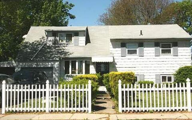 680 County Line Rd, Amityville, NY 11701