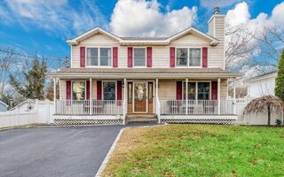 7 Atlantic Dr, Sound Beach, NY 11789