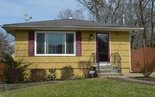 7 Lidge Dr, Farmingville, NY 11738