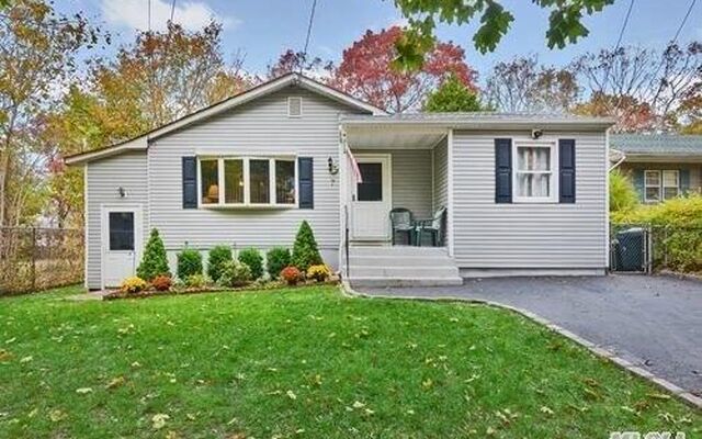 7 Oaklawn Ave, Farmingville, NY 11738