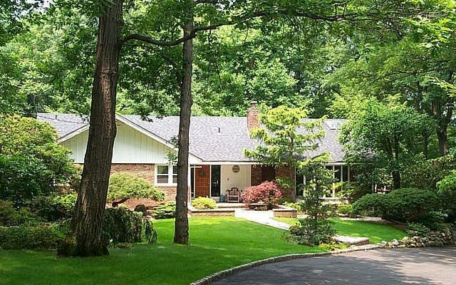 7 Springwood Path, Syosset, NY 11791