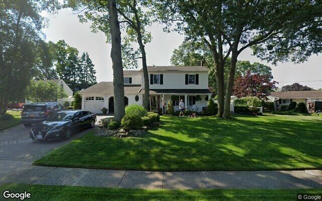 74 Loop Dr, Sayville, NY 11782