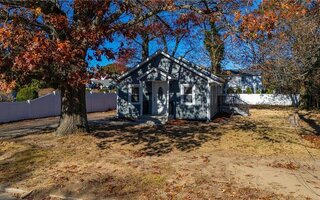 75 Paprocki Ave, West Islip, NY 11795