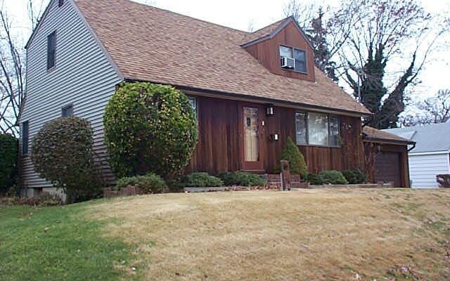 76 Avondale St, Valley Stream, NY 11581