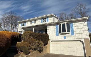 77 Auburn Ln, East Norwich, NY 11732