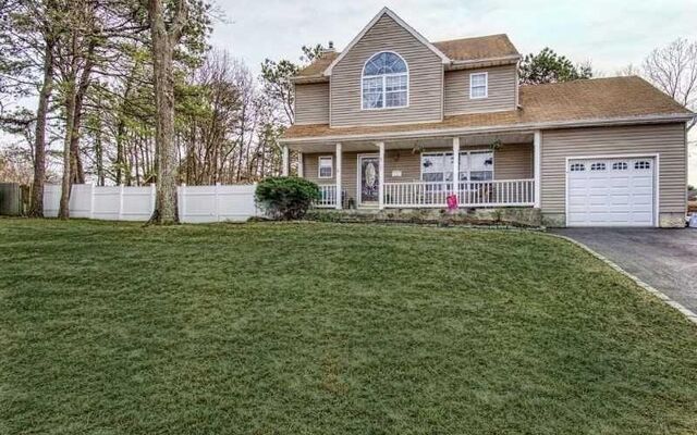8 Ann St, Selden, NY 11784