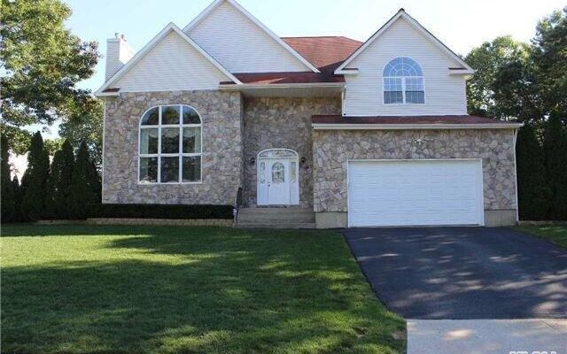 8 North St, Coram, NY 11727