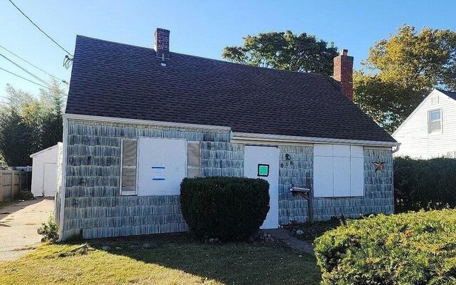 818 County Line Rd, Amityville, NY 11701 (House View)