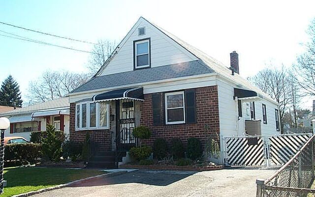 842 Brush Hollow Rd, Westbury, NY 11590
