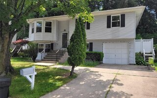 9 Harmony Ln, Glen Cove, NY 11542