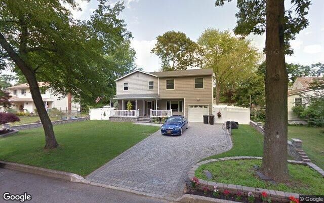 9 Platt Ave, Smithtown, NY 11787