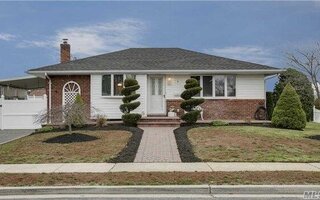 9 Pope St, Levittown, NY 11756