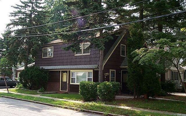 90 Charles St, Lynbrook, NY 11563