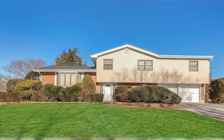 90 Rockland Dr, Jericho, NY 11753