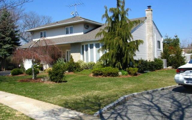 93 Redwood Ln, Massapequa, NY 11758