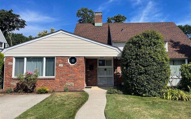 94 Pilgrim Ln, Westbury, NY 11590