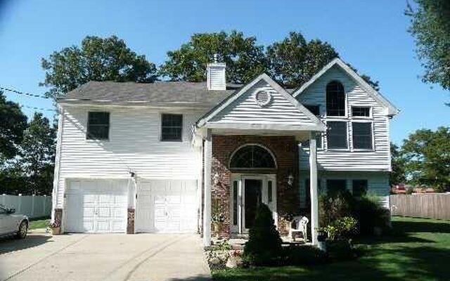 943 Macarthur St, Bohemia, NY 11716